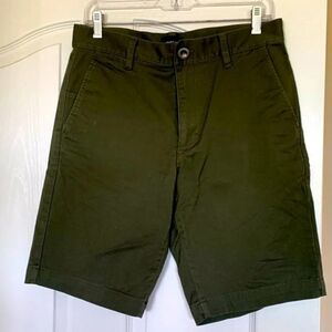 NWOT mens  army green Week-end Stretch Shorts size 30